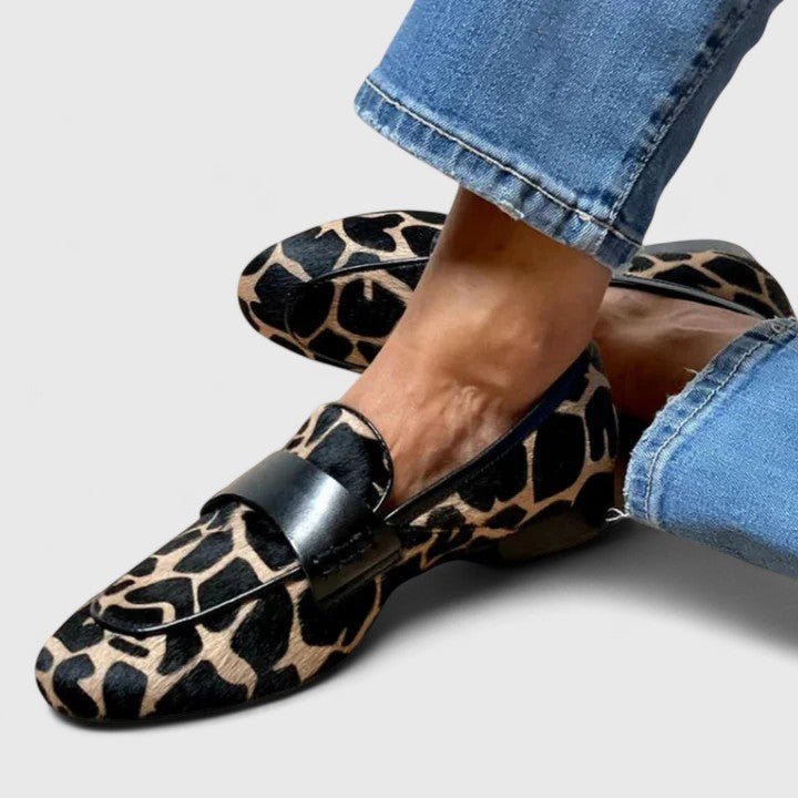 エレン | アニマルプリントのローファーと装飾的バックル